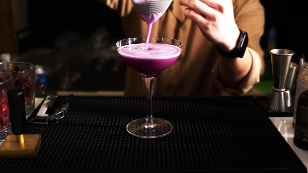 调酒师准备粉色鸡尾酒照片图片下载