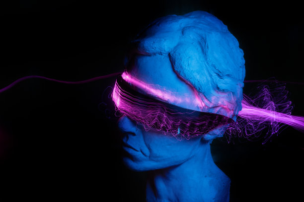 一个女人的抽象雕塑图片下载