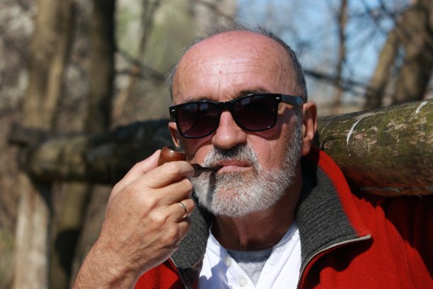 老人烟斗图片下载