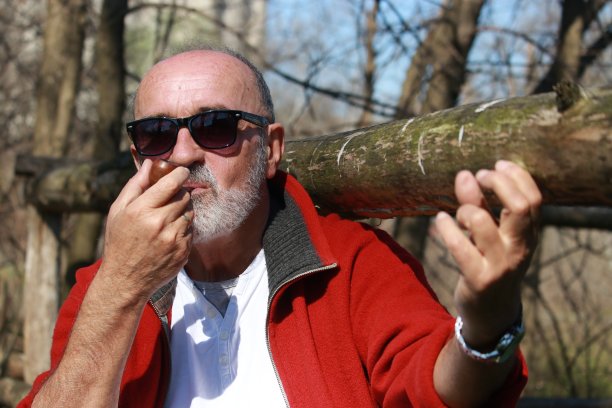 老人烟斗图片下载