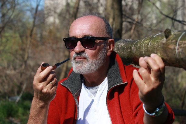 老人烟斗图片下载