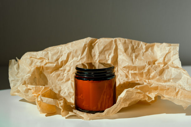 玻璃罐在皱巴巴的羊皮纸关闭图片下载