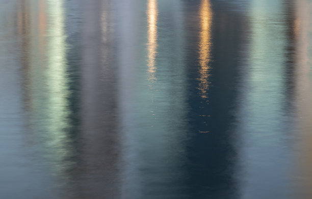 抽象摄影艺术水面反射。图片下载