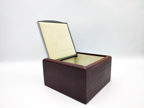 用于存放珍贵物品的华丽木制首饰盒图片下载