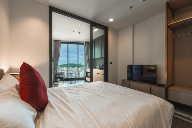 现代一间卧室的高档当代公寓与芭堤雅海景图片下载