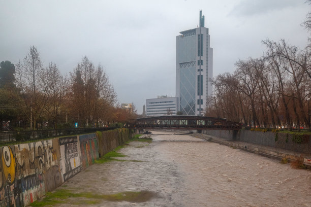 智利圣地亚哥马波乔河Torre Telefonica图片下载