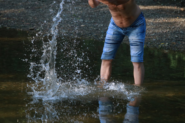 泼洒新鲜的冷水图片下载