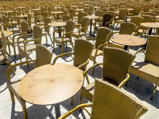 一大群空的户外桌椅图片下载