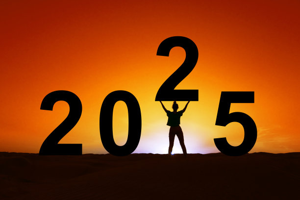 2025年，一个坚强女人的剪影站在日出，女人的新年贺卡图片下载