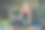 照片上的退休女士穿着围裙在室内种植草药花盆图片下载