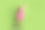 可爱的女学生的全尺寸照片背包空空间穿粉红色的裙子孤立的绿色背景图片下载