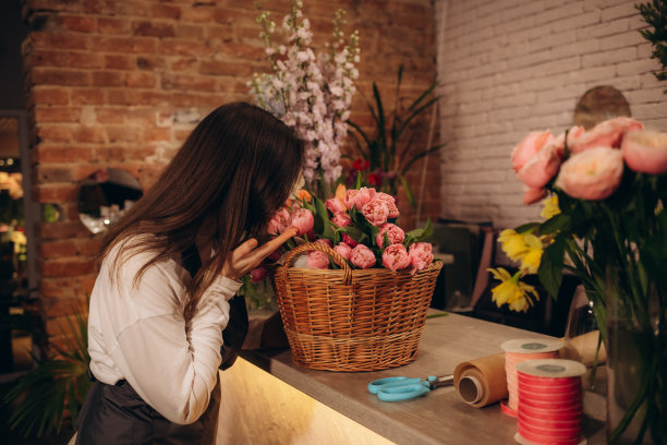 女花商在她自己的花店照顾鲜花图片下载