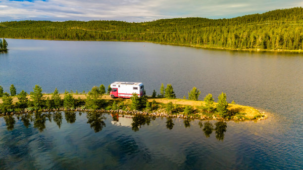 在芬兰的湖边露营图片下载
