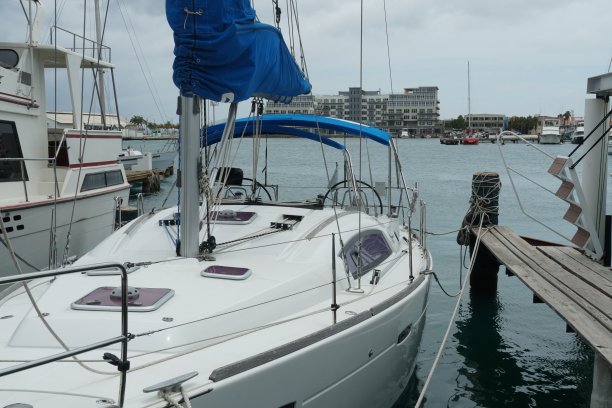 帆船在码头和港口停泊在海湾与酒店在奥兰杰斯塔德，阿鲁巴。图片下载