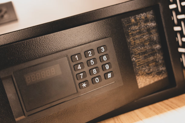 酒店房间的现代保险箱图片下载