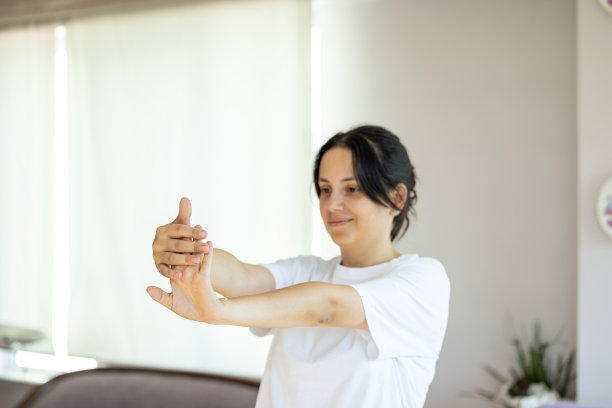 女人伸展她的手臂和手图片下载