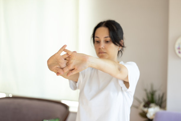 女人伸展她的手臂和手图片下载