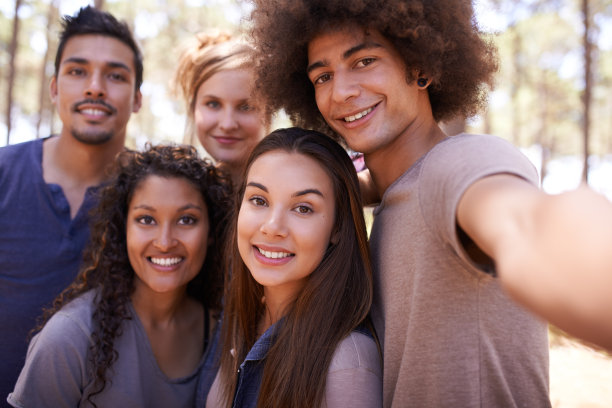 同学们，朋友在大自然中的写真和自拍，用于旅行记忆，团体郊游和野外体验。徒步旅行的人，摄影和森林，社交媒体的户外和图片。图片下载