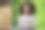 一位自信的女超市工作人员双臂交叉站在农产品展示区的生菜前。她面带微笑，穿着制服显得专业而自信图片下载