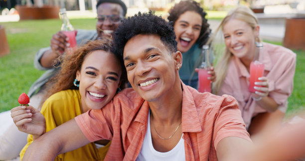 朋友，学生和自拍在大学的肖像，快乐和多样性与饮料的记忆。z世代。男女照相，头像和团结在一起野餐的大学图片下载