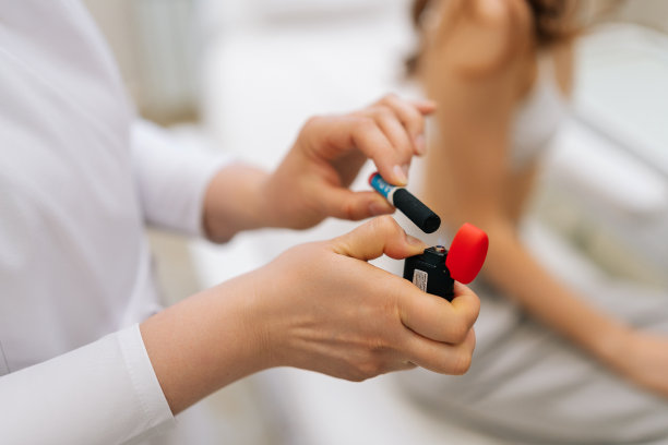 特写镜头裁剪不认识的执业针灸师点燃艾条准备艾烟治疗。图片下载