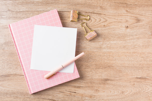 平铺书和文具图片下载