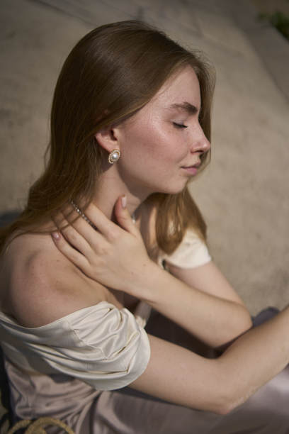 一个漂亮的十几岁的女孩，穿着丝绸裙和老式金钱风格的紧身胸衣。桥下时尚摄影。图片下载