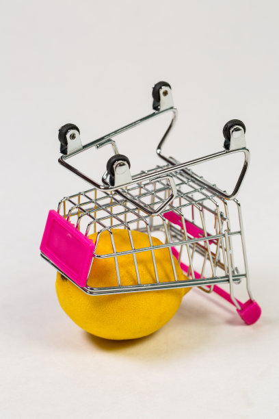 白色背景的杂货店手推车里的柠檬图片下载