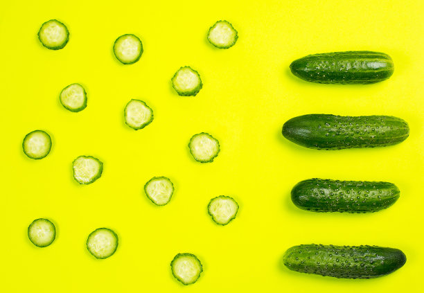 绿色成熟的黄瓜在黄色的背景上图片下载