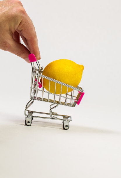 白色背景的杂货店手推车里的柠檬图片下载