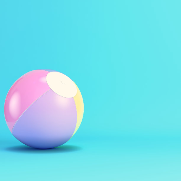 粉色充气沙滩球在明亮的蓝色背景在柔和的颜色图片下载