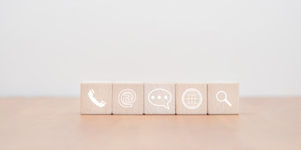 桌子上的木块显示电话、电子邮件、地址和实时聊天图标。联系我们了解客户服务中心连接概念。通过网站进行互联网通信图片下载