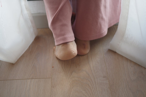 一张详细的图片显示，在柔和的灯光照射下，木地板上有干裂的鞋跟图片下载