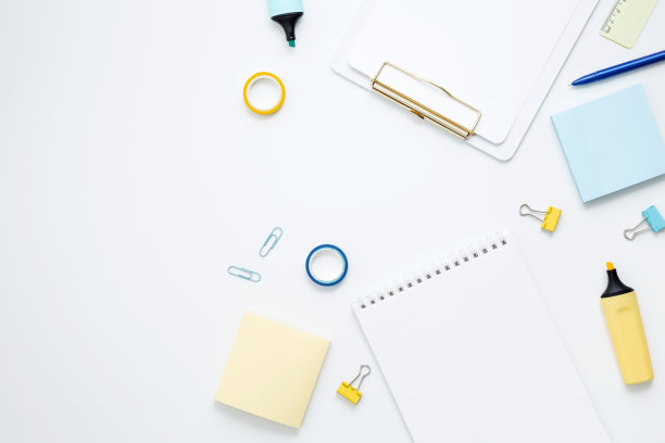 模拟笔记本和一套文具的工作和学习在白色背景。回到学校。俯视图，平面布局，复制空间图片下载