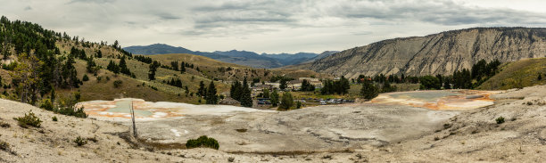 美国黄石国家公园猛犸温泉的山谷和木路全景照片图片下载