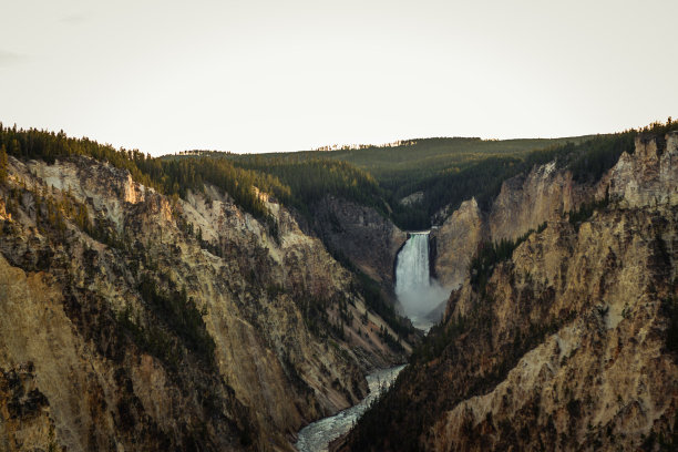 美国黄石国家公园阳光明媚的傍晚，黄石河峡谷和下游瀑布的全景照片图片下载