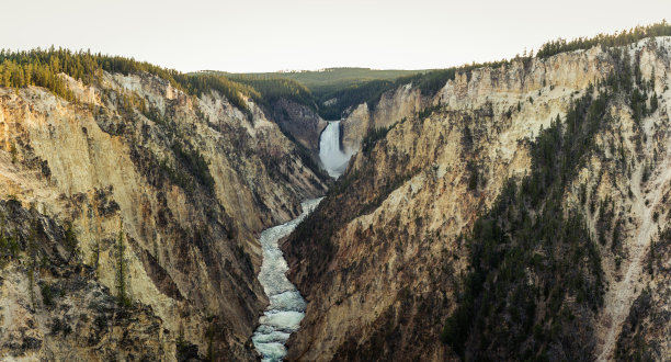 美国黄石国家公园阳光明媚的傍晚，黄石河峡谷和下游瀑布的全景照片图片下载