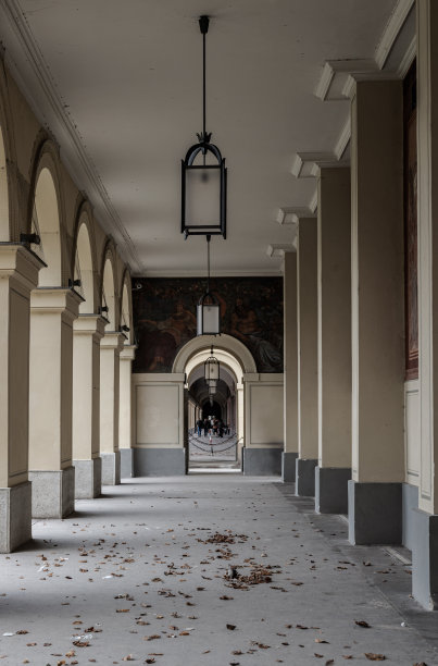 霍夫加特纳花园内的长廊，天花板上悬挂着古董灯笼和美丽的柱子。图片下载