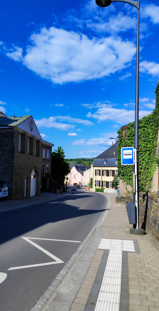 卢森堡的街道和人行道。图片下载