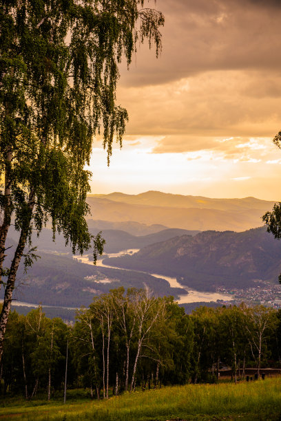 美丽的风景-山河在夕阳阿尔泰，垂直照片图片下载