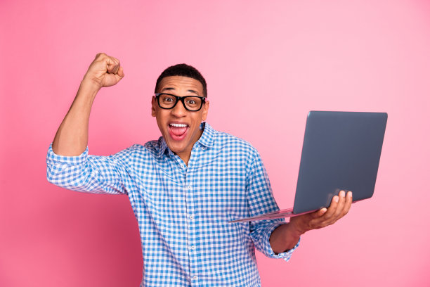 照片中严肃酷的家伙穿着格子衬衫双臂折叠，空白空间孤立的粉红色背景图片下载