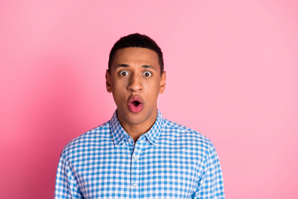 印象深刻的照片积极的家伙穿着格子衬衫，空旷的空间孤立的粉红色背景图片下载