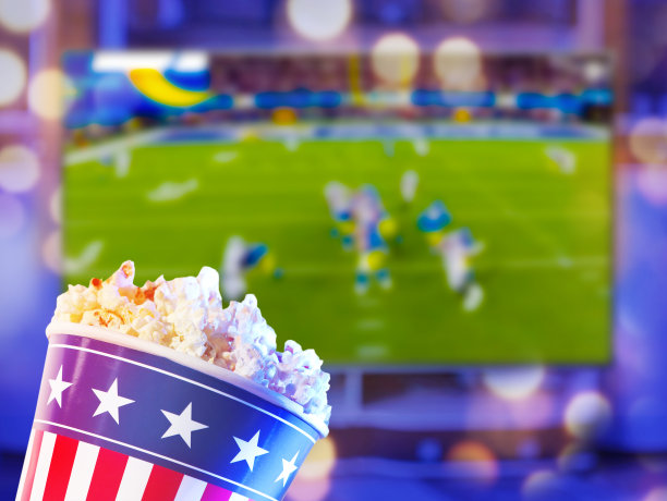 在电视上播放美式足球。图片下载