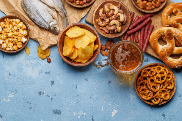 各式各样的啤酒摊:各种各样的点心选择图片下载