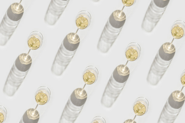 全白酒杯作为上述图案的最小风格。假日唯美的静物照片，顶景晶莹剔透的葡萄酒杯，以自然的阳光、坚硬的阴影、酒精饮品组成图片下载