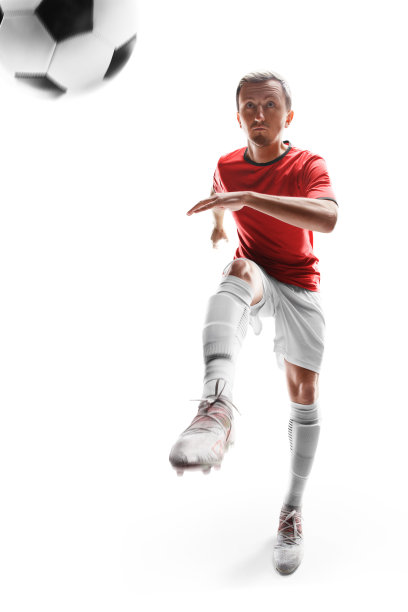 足球运动中的足球运动员。运动的情感。孤立在白色背景。体育运动图片下载