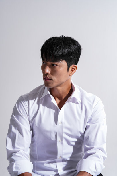 一个穿着白衬衫的男人的大气肖像图片下载