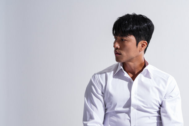 一个穿着白衬衫的男人的大气肖像图片下载