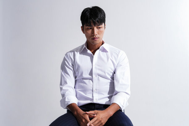 一个穿着白衬衫的男人的大气肖像图片下载