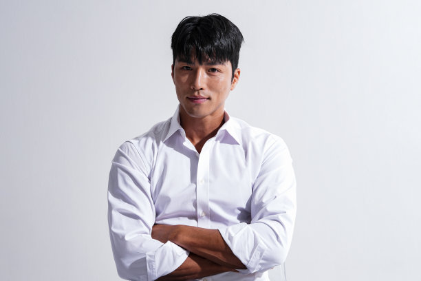 一个穿着白衬衫的男人的大气肖像图片下载